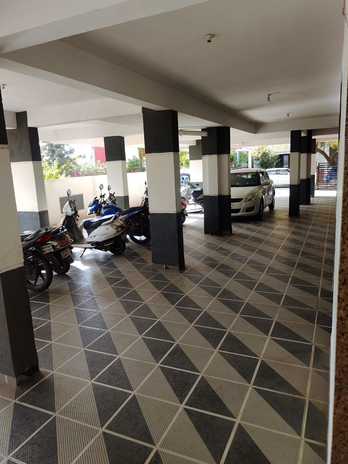 Sampat hills ki prime location pr